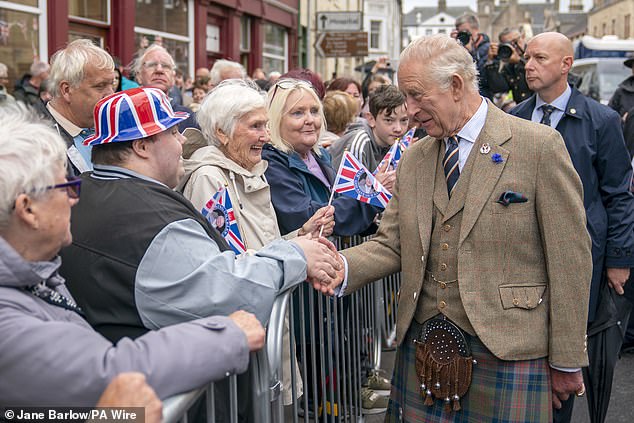 The King meets members of the public in Campbeltown Main Street