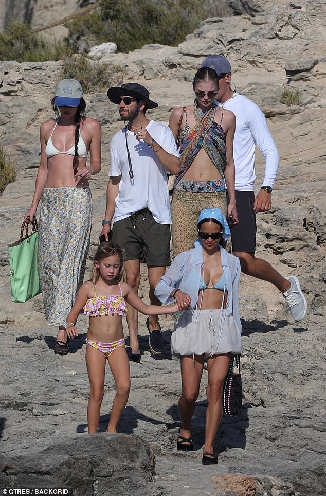 She was surrounded by fellow vacationers, including Kate Hudson's six-year-old daughter Rani, during a group outing