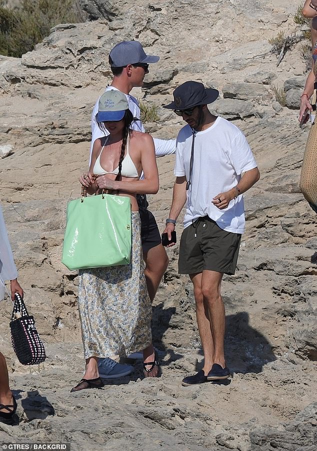 Dakota toted a mint green bag while exploring seaside