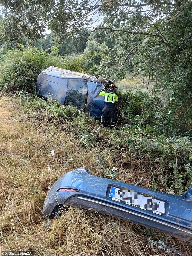 Her car had come off the road, while driving towards Benavente, leaving the woman trapped. She was later freed by firefighters and taken to hospital