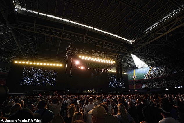 Support acts Richard Ashcroft and Cast took to the stage before the band's grand entrance
