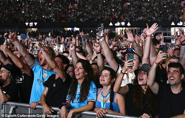 Fans held up their phones for Live Forever