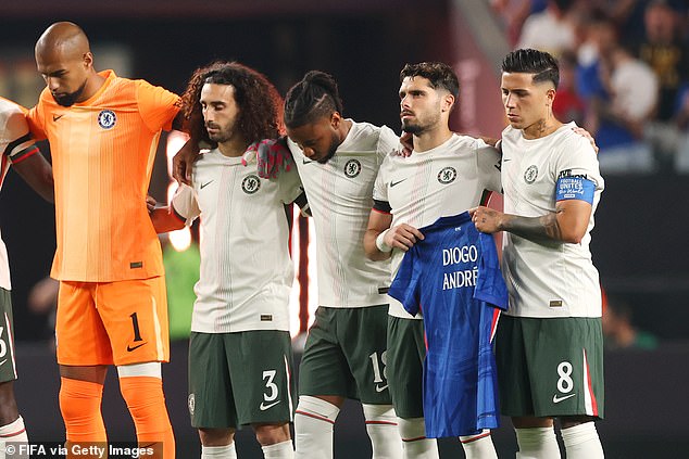 Neto held up a shirt printed with the names 'Diogo' and 'Andre' before Chelsea vs Palmeiras