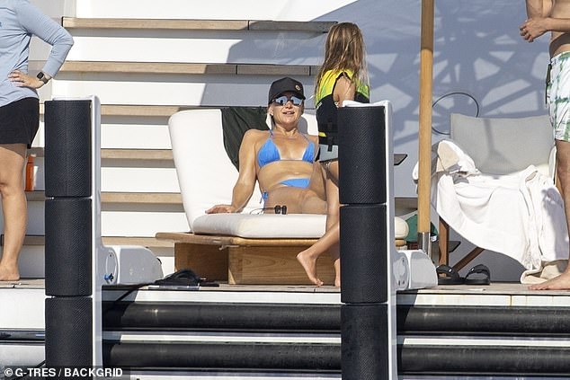 The How To Lose A Guy In 10 Days star also took time to get a tan as she rested on one of the many comfy lounge chairs