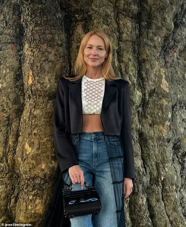 When she's short on time, Jewel takes 15 minutes a day to focus on her abs