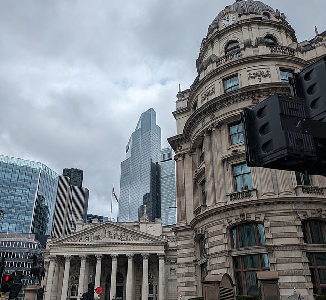 The route did take me to some parts of London that I'd never seen before, but it was hard to work out what the correct landmarks would be, let alone find them without a map