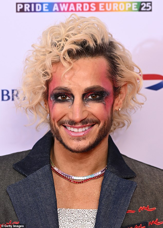 Frankie oozed confidence with a full beat of makeup for the glamourous event, showing off a flawless look complete with a dramatic smokey eye