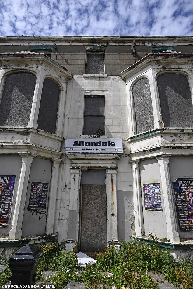 The Allandale Hotel is a row of three hotels beside each other that are all boarded up