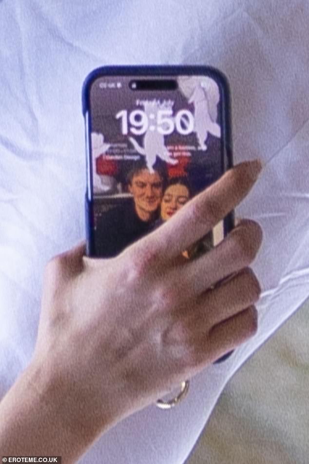 And Daisy has now taken a sweet step with Ben as a flash of her phone during her festival outing revealed that she has set him as her phone lock screen