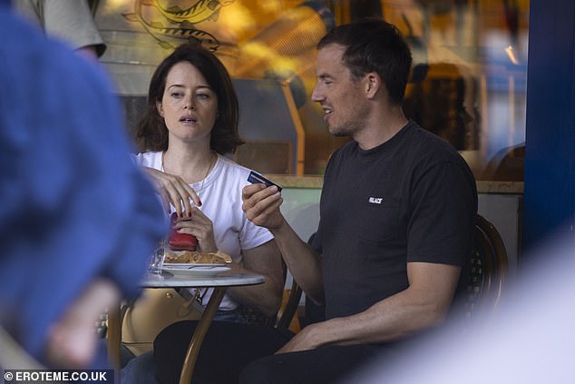 Cunningham was spotted offering up his card after they finished the meal