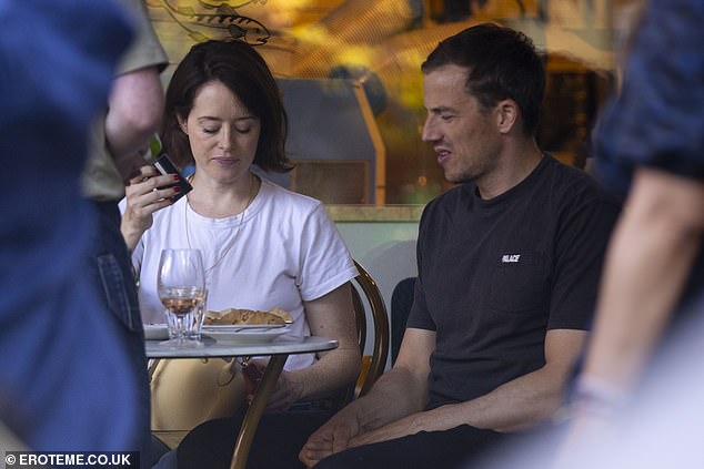 When the time came to pay, both got out their bank cards and went Dutch on the bill