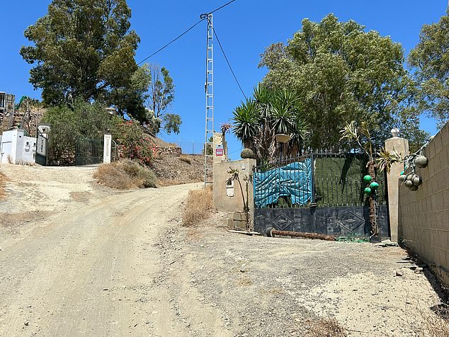 For more than a year, Louise tried everything to get her house back, including hiring a so-called ¿desokupa¿ firm, which sees a group of strong-armed men physically remove illegal dwellers