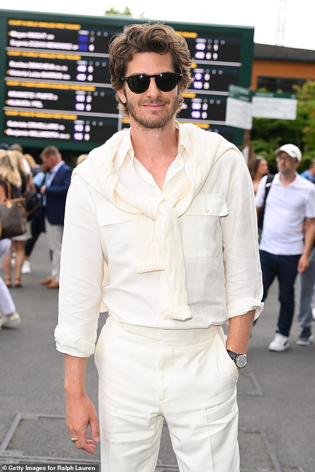 The actor looked great in his all-white look