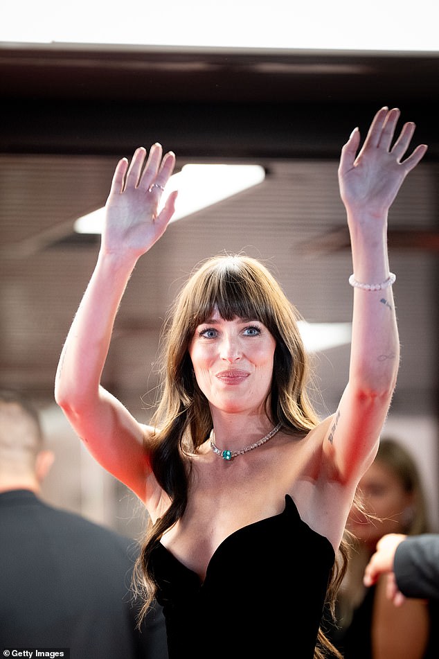 In her brief thank you speech, the star thanked the audience in Czech to the joy of the crowd