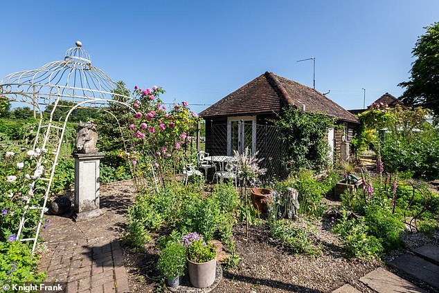 Ideal: A separate dwelling surrounded by gardens and a dining area at Rose Cottage