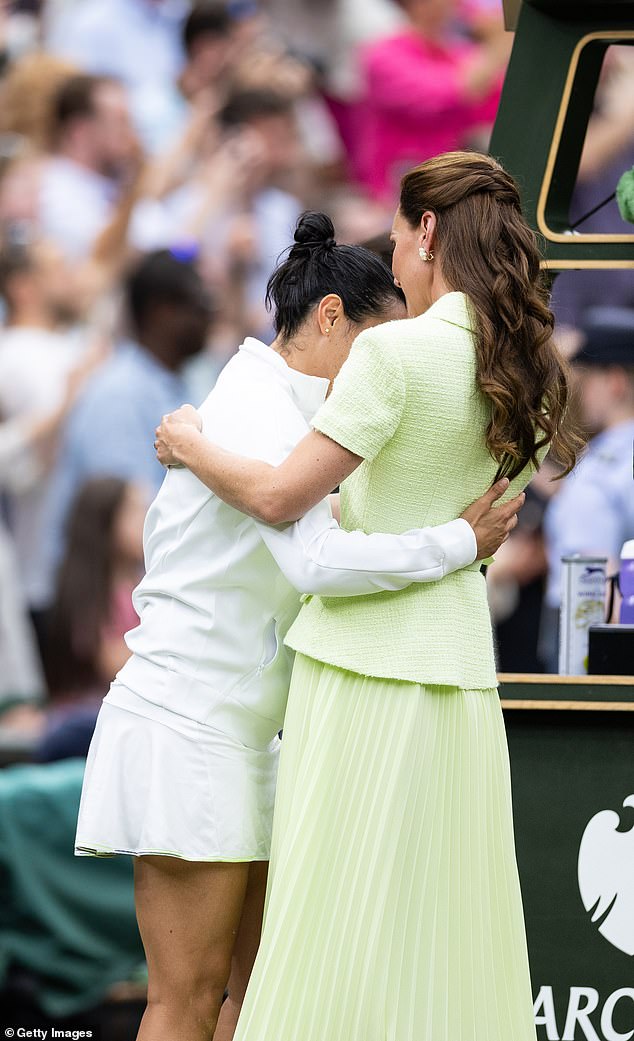 Kate, known for her kind gestures, offered words of encouragement and embraced the visibly distressed athlete in a break from royal protocol