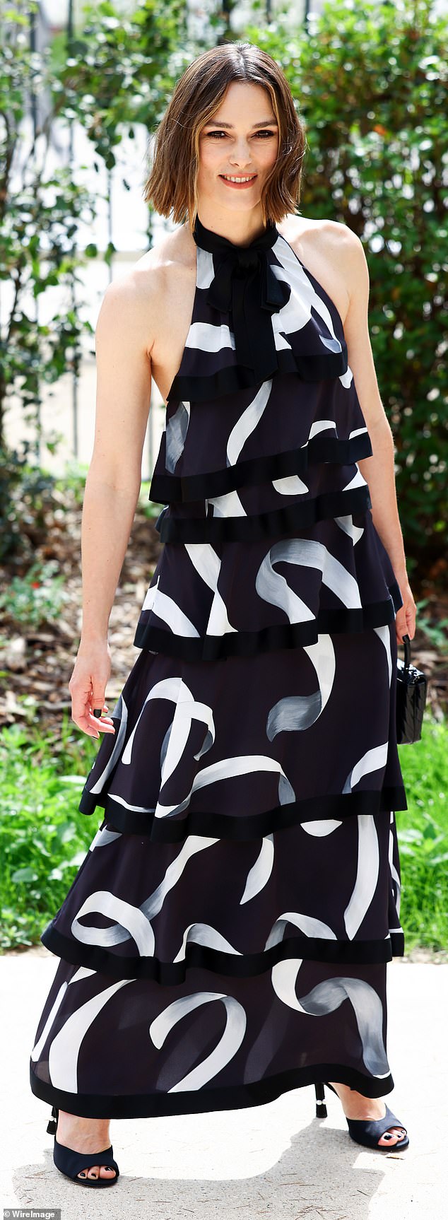Keira Knightley posed as she arrived at the Chanel Haute Couture Fall/Winter 2025/2026 show
