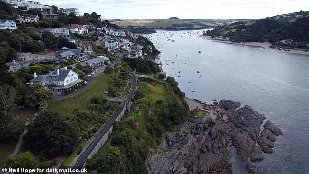 ¿I find it very difficult to justify them paying a subsidy that could be between £150,000 and £200,000 per year to keep six people in this marvelous setting,' he added
