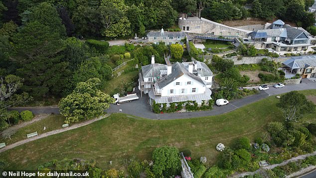 Simon Henn, 83, who shares a pretty two-bed detached house in the grounds with his wife, said: ¿We are very sad but it has been on the cards for years.