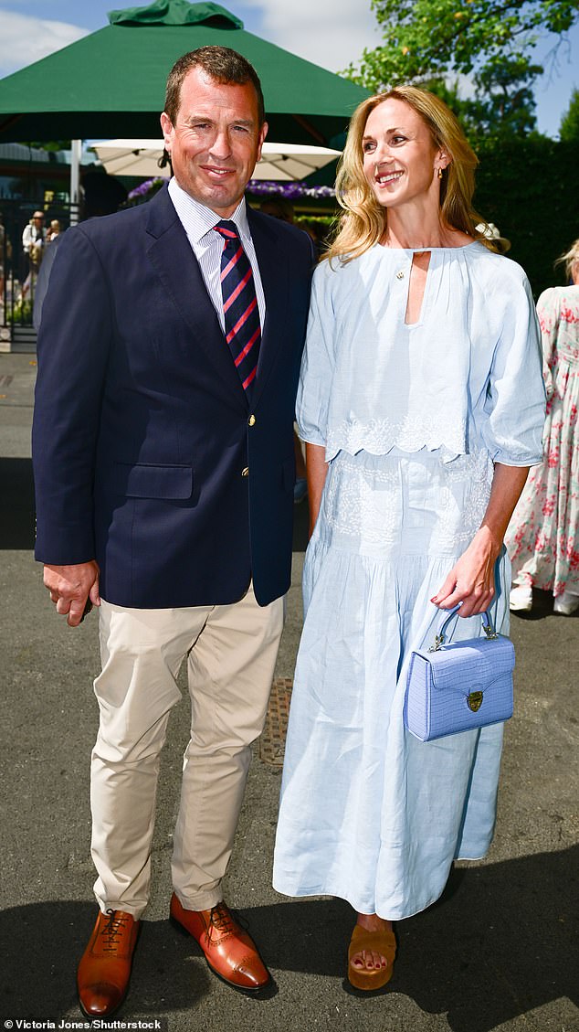 The 45-year-old nurse put on a chic display in a light blue ensemble, paired with chunky tan wedges