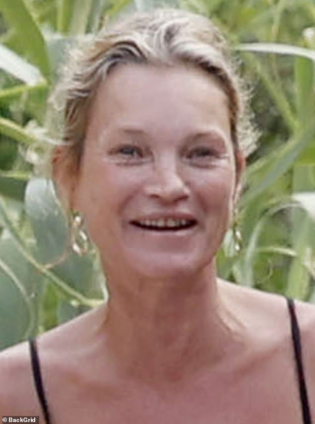 In an uncharacteristically animated moment, the stunner, who has appeared on a whopping 78 Vogue covers, looked radiant on her holiday