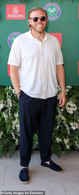 Comedian Rob Beckett opted for a cream button up shit and navy trousers