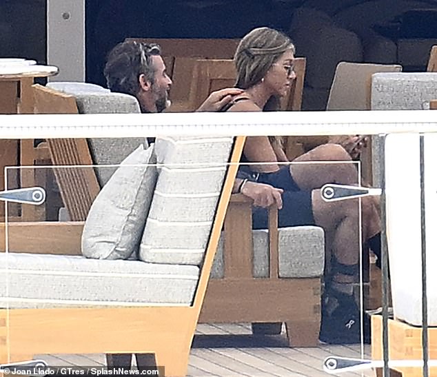 An affectionate Curtis rested his hand on Aniston's shoulder