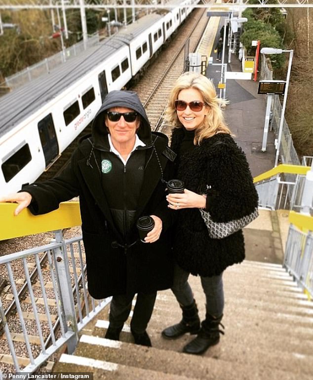 Rod Stewart dismissed his superstar status in 2017, as he and his wife Penny Lancaster decided to venture to his gig at the O2 on humble public transport