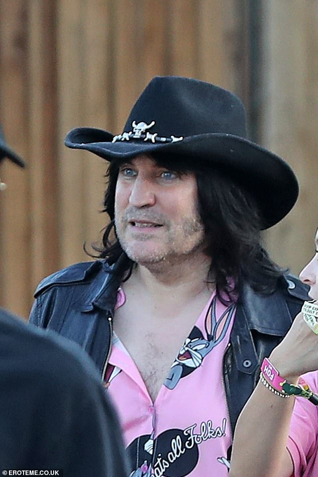 Noel looked cool in a pink shirt and cowboy hat, adding a leather biker jacket for extra detail