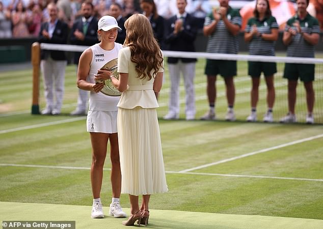 The Princess of Wales gives the winner's trophy, the Venus Rosewater Dish, to Iga Swiatek