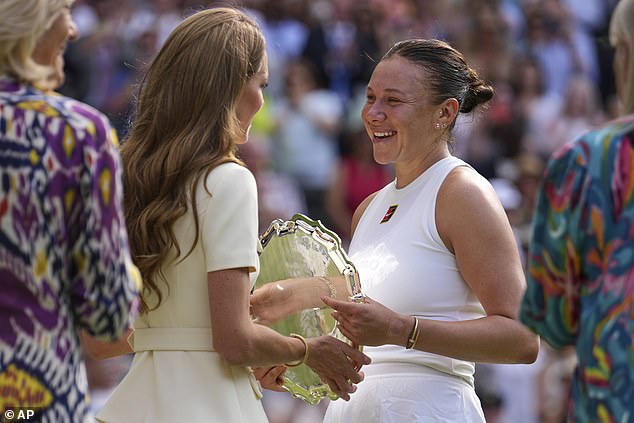 Kate hands Anisimova her runners up trophy after the Wimbledon final that lasted just 57 minutes
