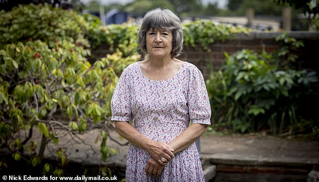 On one occasion Una turned up with the children on Paul's doorstep in hope of catching a picture of him dressed in his new identity on camera