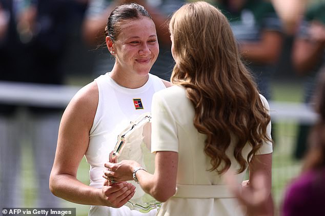 Kate gave warm words of encouragement and consoled American Amanda Anisimova as she collected the runners-up trophy