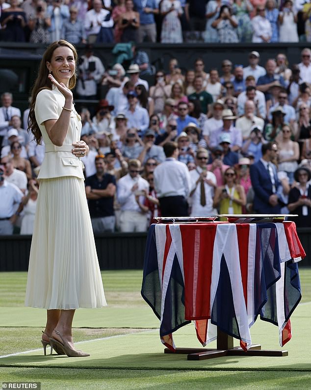 A smiling Kate waved to the crowd ahead of the trophy presentation on Saturday's women's final
