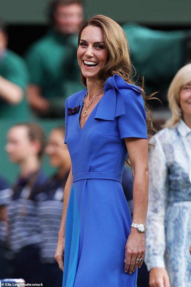 Catherine wowed in a royal blue gown as she took to the court for the trophy presentation