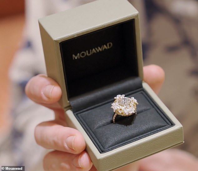 In a clip from Sid's first meeting with Mouawad boss Pascal Mouawad, he explained that he wanted the bauble to nod to a nickname both he and the comedian, who died in 2014 aged 81, had for Kelly, 40