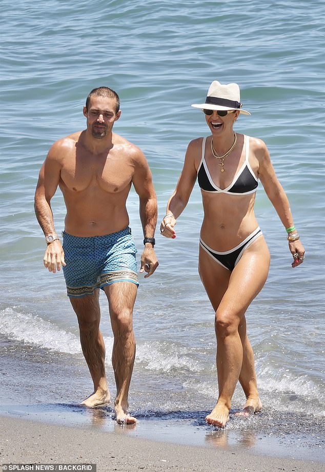 Vogue proved herself to have the beach babe look nailed as she added in stacks of gold jewellery to bring the ensemble together