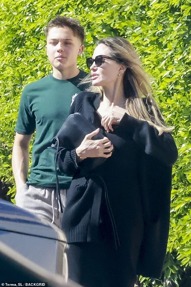 Knox was dressed casually in a green T-shirt and gray sweatpants during the outing