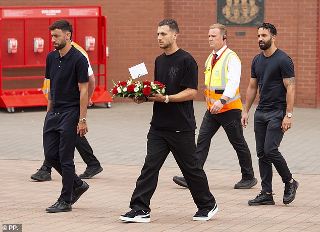 The United duo and the club¿s Portuguese coach Amorim arrived at Anfield on Monday dressed all in black