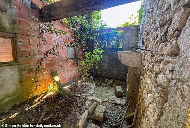 At some point, someone has attempted to build an inner structure with modern bricks inside the old stone walls but they didn’t get that far