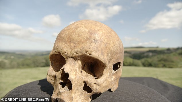 In one, called Skhul cave, the remains of early modern humans similar to ourselves have been found. In the other, known as Tabun cave, Neanderthal fossils have been uncovered