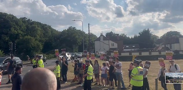 Counter-protestors, carrying plaques saying 'Refugees Welcome: Stop The Far-Right' also attended