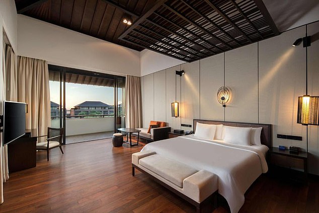 It boasts more than 100 deluxe double rooms and 14 luxury suites, this option ha a separate living and dining area, rooftop terrace and panoramic views