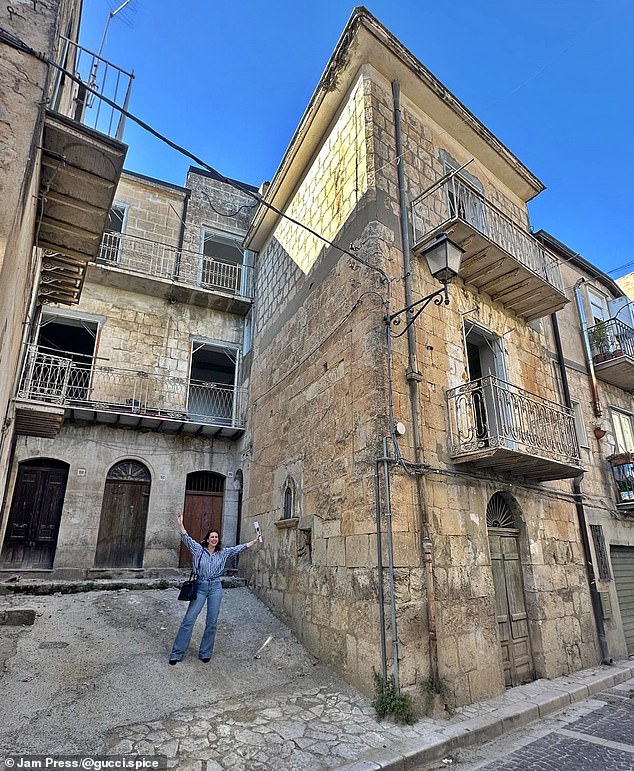 The 28-year-old snapped up a 17-room pad for just £22,800 (¿27,000) - a fraction of the estimated £367,000 the property would have cost in Los Angeles, where Kiki has been living