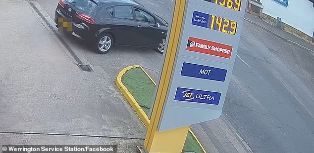 The number plate for this black Seat Leon actually belongs to a grey Mercedes-Benz, suggesting it has been stolen or cloned