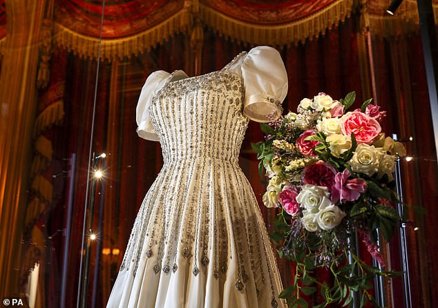 Only a replica of Beatrice's bouquet is on display as the original was placed on the tomb of the Unknown Warrior in Westminster Abbey, a tradition started by the Queen Mother in 1923, who made the gesture to commemorate the death of her brother, Fergus, and other servicemen who lost their lives or were injured in the First World War