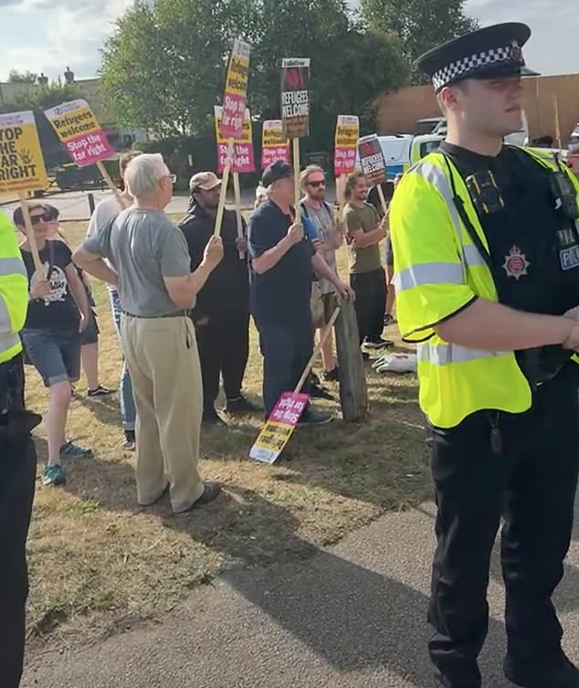 A counter-protest organised by Stand Up To Racism saw others wave signs reading 'Stop the Far Right' and 'Refugees Welcome'