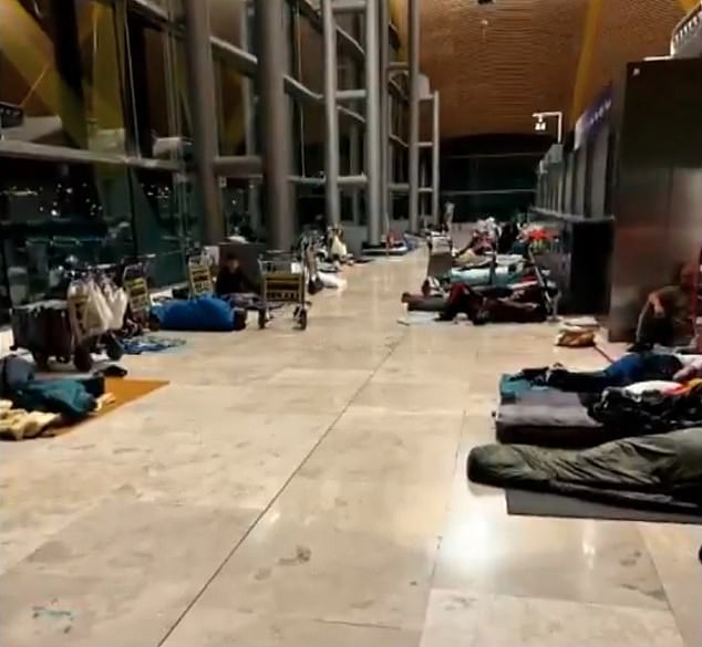 AENA says the airport cannot and should not become an overnight space for vulnerable people
