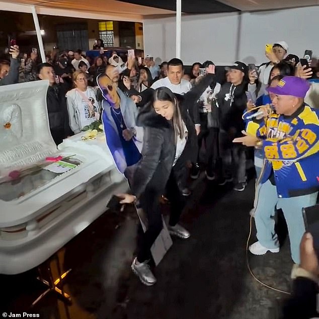 The gathering turned into a full-on concert as reggaeton singer, El Cangri del Callao, a self-described 'wake entertainer', graced the occasion