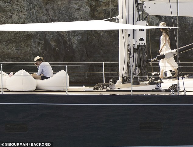 de Armas looked chic as she strolled on the boat